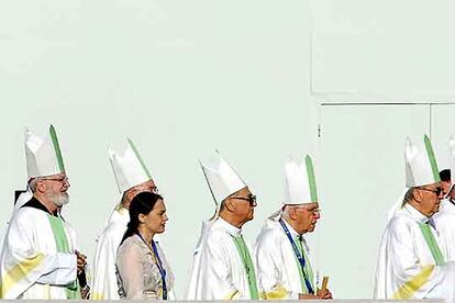 Cardenales y obispos, en el altar donde Benedicto XVI celebró la misa de clausura del V Encuentro Mundial de las Familias.