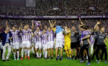 Los jugadores del Valladolid celebran el ascenso.