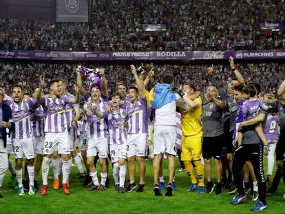 Los jugadores del Valladolid celebran el ascenso.