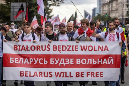 Miembros de la diáspora bielorrusa marchan en Varsovia, Polonia, en conmemoración al primer aniversario de las protestas contra Aleksandr Lukashenko, este domingo 8 de agosto.