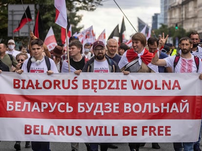 Miembros de la diáspora bielorrusa marchan en Varsovia, Polonia, en conmemoración al primer aniversario de las protestas contra Aleksandr Lukashenko, este domingo 8 de agosto.