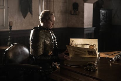 Brienne termina de escribir la crónica de Jaime Lannister en el último episodio de 'Juego de tronos'.