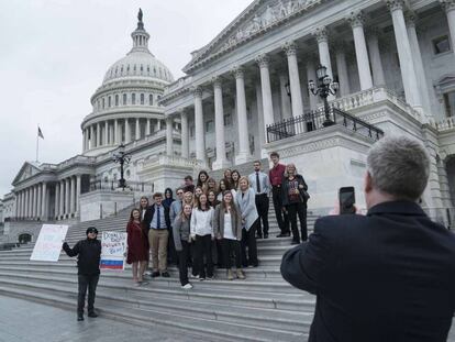 Um grupo de jovens de Minnesota, em viagem de estudos, protesta com cartazes contra Donald Trump no Capitólio, no dia do veredito.