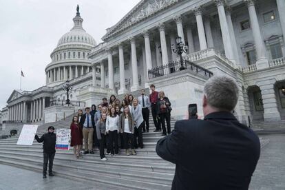 Um grupo de jovens de Minnesota, em viagem de estudos, protesta com cartazes contra Donald Trump no Capitólio, no dia do veredito.