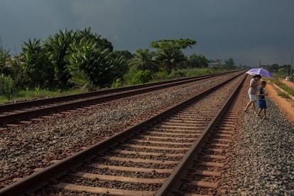 Moradores atravessam o trilho da Estrada de Ferro Carajás, que escoa a produção da Vale na região até um porto em São Luís, no Maranhão. 