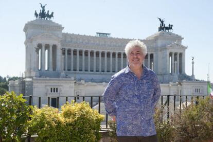 Pedro Almodóvar posa en Roma durante la presentación en Italia de 'La piel que habito'.