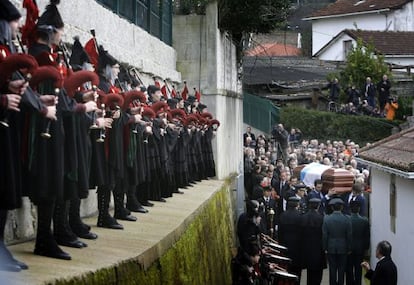 La Real Banda de Gaitas de Ourense toca al paso del féretro de Fraga en Perbes.