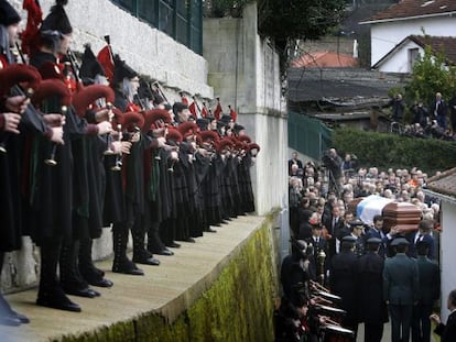 La Real Banda de Gaitas de Ourense toca al paso del f&eacute;retro de Fraga en Perbes.