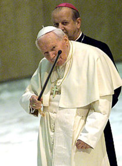 El Papa Juan Pablo II señala con su bastón el pasado febrero.