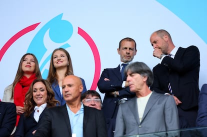 Este domingo 27 de julio, la princesa Leonor y la infanta Sofía han acudido a la final de la Eurocopa ante Inglaterra. Pese a adelantarse en el marcador las españolas, el equipo inglés se ha llevado la victoria en la tanda de penaltis. En el palco, han estado acompañadas por el presidente de la UEFA, Aleksander Ceferin, y por el príncipe Guillermo de Inglaterra.