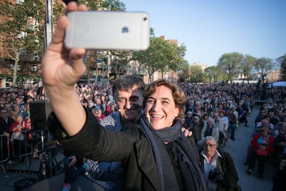 Acto de la candidatura de Barcelona en Comú con la participación de la candidata a alcaldesa, Ada Colau, y el periodista El Gran Wyoming, en la plaza Can Fabra del barrio de Sant Andreu de Barcelona, el 17 de abril de 2015. 
