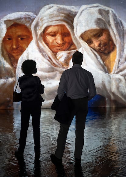 Visitantes en la exposición #INGOYA, en el Centro Cultural Fernán Gómez.