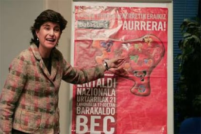 María San Gil señala un dibujo del cartel de Batasuna casi idéntico al anagrama de ETA.