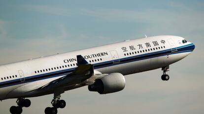 Un avión de China Southern Airlines despega en el aeropuerto de Sídney en Australia.