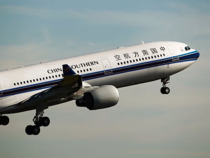 Un avión de China Southern Airlines despega en el aeropuerto de Sídney en Australia.