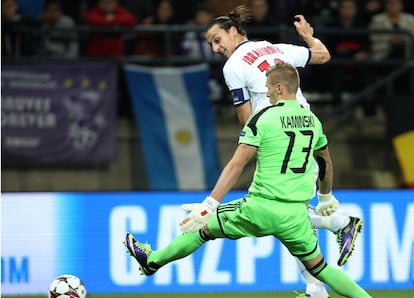 Ibrahimovic encara la portería ante el intento de Kaminskich de atrapar el balón.