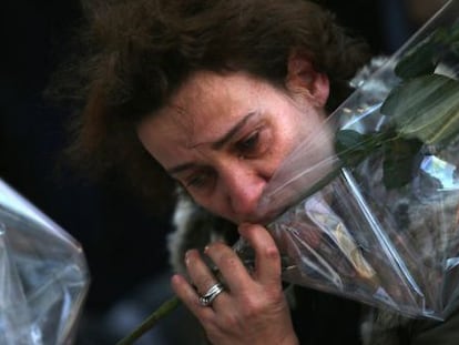 Una mujer deja flores en La Belle Equipe, uno de los restaurantes atacados.