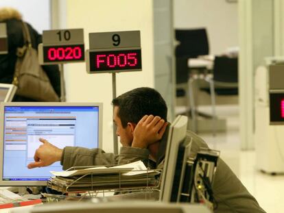 Un hombre, en una oficina del Servicio Catalán de Empleo el 14 de julio.