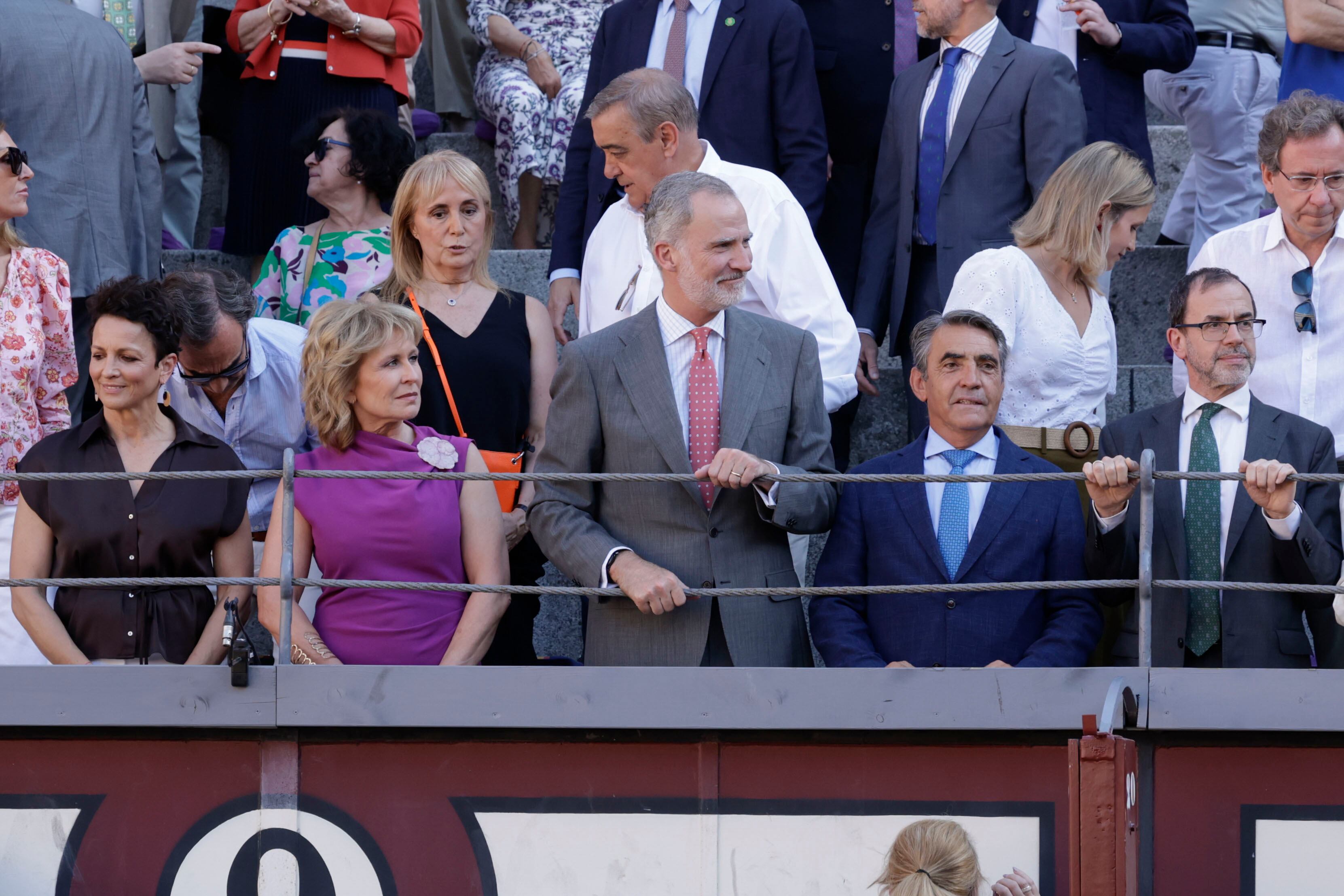 El rey Felipe VI en una barrera de la plaza de Las Ventas; a la izquierda, María Rey, presidenta de la Asociación de la Prensa de Madrid, y a la derecha, el ganadero Victorino Martín.