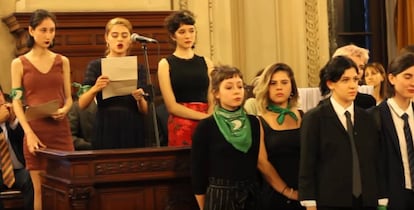 Captura de pantalla del vídeo del acto del discurso de graduación en el Colegio Nacional Buenos Aires.