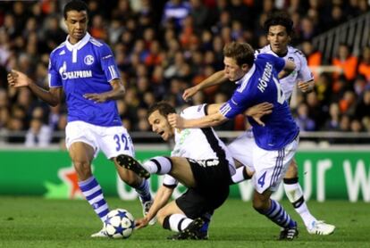 Soldado pelea por la posesión del balón durante el partido de ida de los octavos de final de la 'Champions League'.