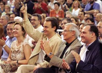 De izquierda a derecha, Leyre Pajín, José Luis Rodríguez Zapatero, José Borrell y Joan Calabuig en el mitin del PSOE en Valencia.