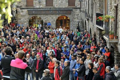 Fotografía facilitada por la organización de la prueba de montaña Cavalls del Vent del minuto de silencio que se ha guardado hoy frente al Ayuntamiento de Bagà, en recuerdo y homenaje a la atleta, participante en la ultratrail de montaña Cavalls de Vent.