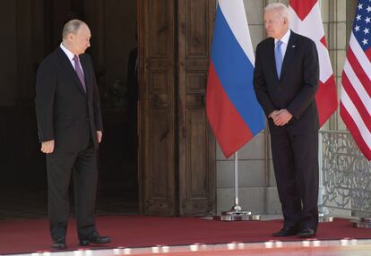 Lo áspero del orden del día contrasta con la espectacularidad del escenario, un palacete del siglo XVIII sobre una verde loma con vistas al lago Lemán. En la imagen, Vladímir Putin (a la izquierda) y Joe Biden, en el exterior de la Villa La Grange.