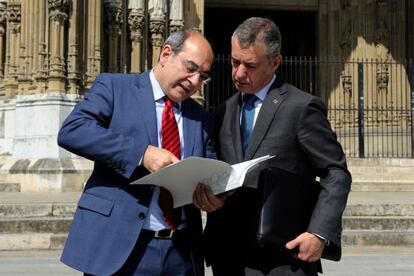 El consejero de Salud, Jon Darpón, y el 'lehendakari', Iñigo Urkullu, charlan junto a la catedral de Vitoria tras haber sido desalojados del Parlamento vasco por un simulacro.