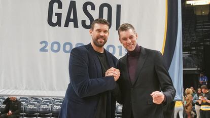 Marc Gasol (a la izquierda) saluda a su hermano Pau Gasol, este sábado, en Memphis, tras el homenaje de retirada de su camiseta.