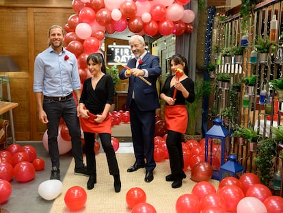 Carlos Sobera junto a los camareros de 'First Dates San Valentín'.