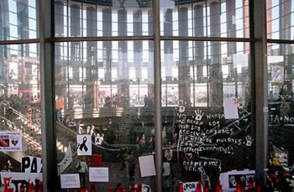 Los ventanales de la cúpula de Atocha muestran cientos de mensajes por el 11-M.
