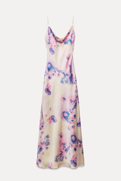 En Zara encontrarás este diseño de vestido satinado que combina el romanticismo de su estampado de flores en tonos pastel, con la sensualidad de su espalda al descubierto.
(39,95 euros).
