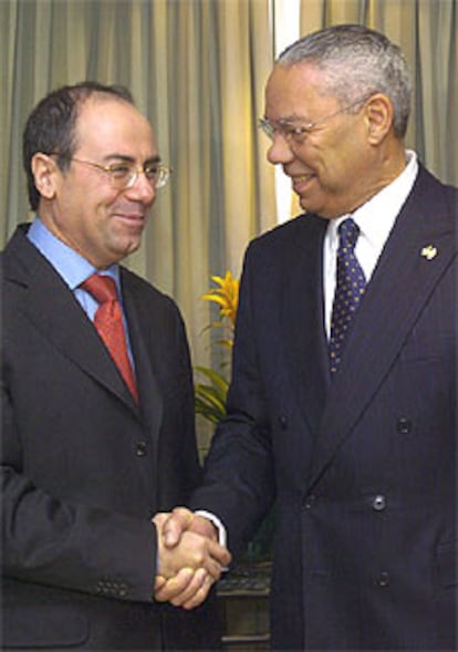 El ministro israelí de Asuntos Exteriores, Silvan Shalom (izquierda) con el secretario de Estado estadounidense, Colin Powell, con quien se ha reunido en Bruselas.