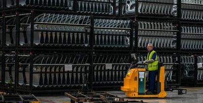 Un operario, en la planta de Ford, en Almussafes (Valencia).