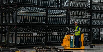 Un operario, en la planta de Ford, en Almussafes (Valencia). 