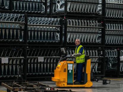 Un operario, en la planta de Ford, en Almussafes (Valencia). 