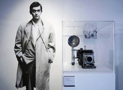 Una instantánea de Stanley Kubrick junto a una de sus cámaras fotográficas, en la muestra en Zurich.
