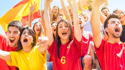 Una camiseta que te sirve para animar a la selección y hacer deporte. GETTY IMAGES