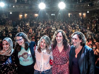 Fatima Hamed Hossain, Mónica Oltra, Yolanda Díaz, Mónica García y Ada Colau (desde la izquierda), en un acto en Valencia el 13 de noviembre.