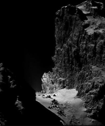 El penya-segat de 67P, d'uns 900 metres d'alçària.