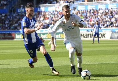 Sergio Ramos controla la pelota ante el jugador del Alavés Jorge Franco.