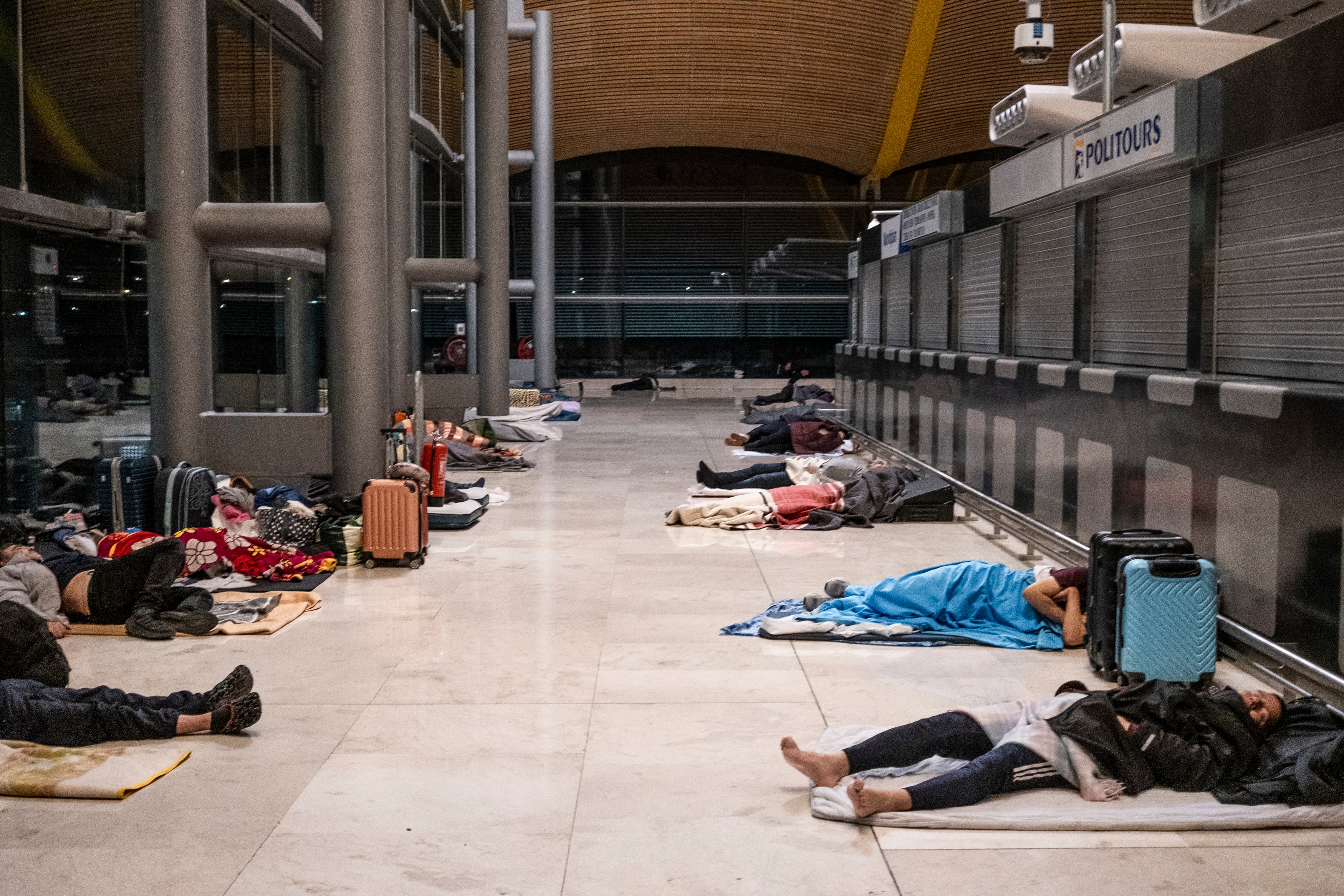 Sin solución a la vista para las personas sin techo que duermen en el aeropuerto de Barajas