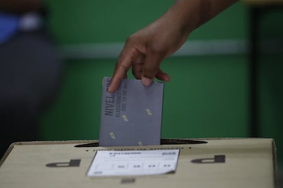 Una persona emite su voto en Santo Domingo, en una jornada en la que más de 8,1 millones de ciudadanos están llamados a las urnas.
