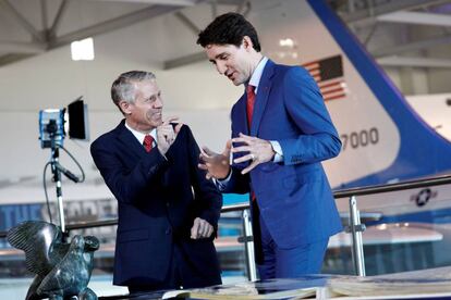 Justin Trudeau, a la derecha, con el director de la Fundaci&oacute;n Reagan en Simi Valley, Los &Aacute;ngeles.