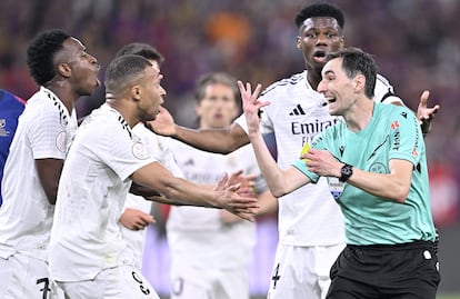 Hakem De Burgos Bengoetxea, Nisan ayındaki Kral Kupası finalinde Real Madrid oyuncularıyla tartışıyor.