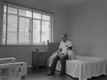 Luis Bu&ntilde;uel, en su casa de M&eacute;xico en agosto de 1977, con su perra Tristanita. 
