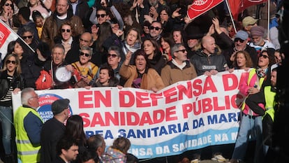 Varias decenas de miles de personas han colapsado Santiago este domingo durante la protesta contra la política sanitaria de la Xunta 