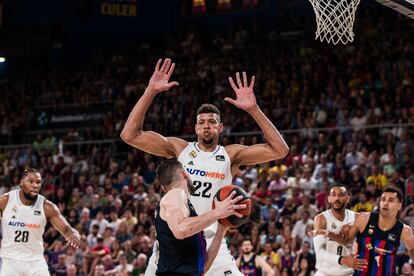 Tomas Satoransky del FC Barcelona en acción contra Edy Tavares del Real Madrid durante el primer partido de la final de la Liga Endesa entre el FC Barcelona y el Real Madrid en el Palau Blaugrana.