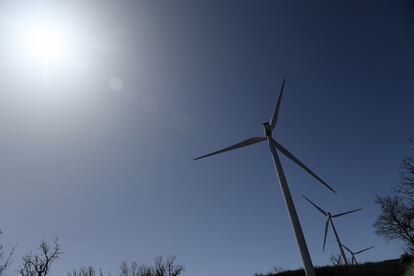 Turbinas de energía eólica en Ollieres, Francia.